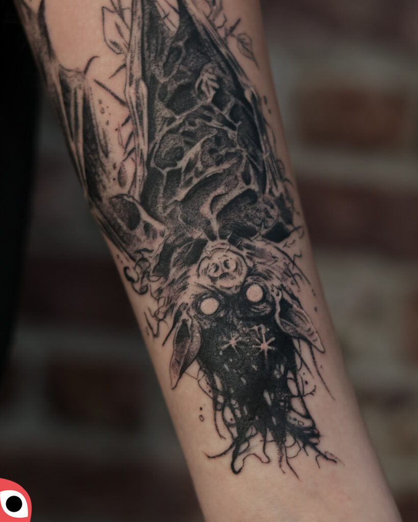 tatuaż graficzny nietoperz mroczny horror dark ciernie cover demoniczny czarny ciemny przedramię