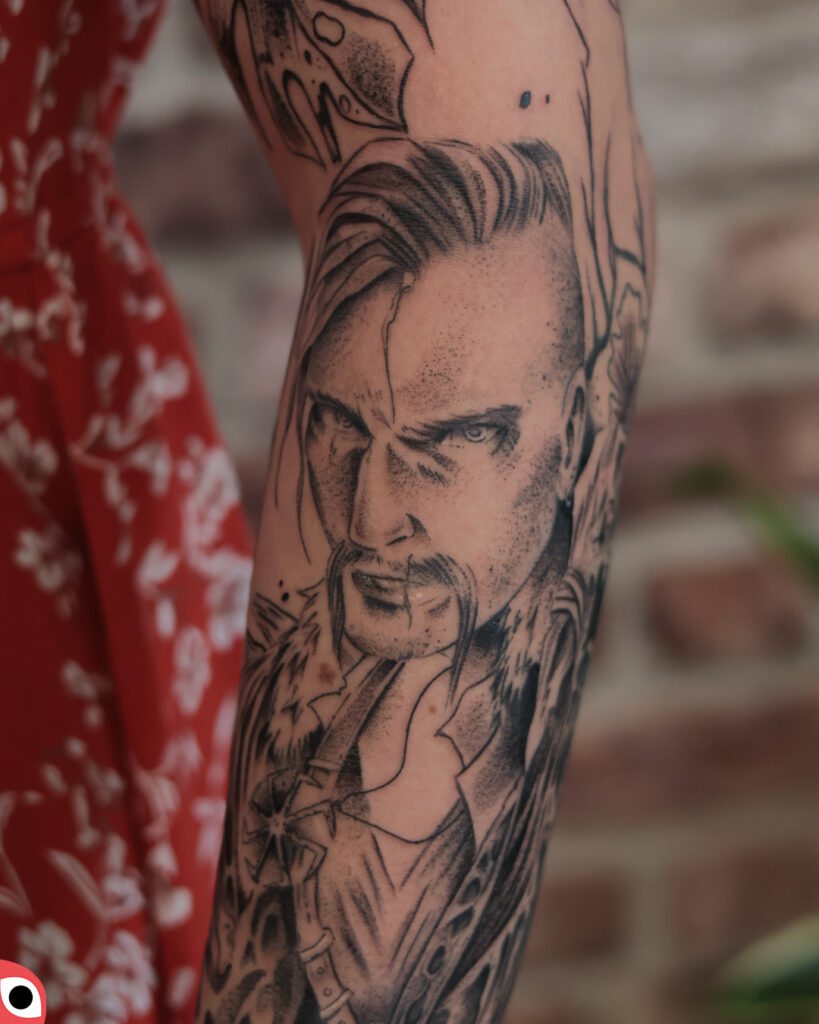 tatuaż kirył słowiański ręce boga czaszka sztylet portret męski przystojniak czarny graficzny przedramię 4