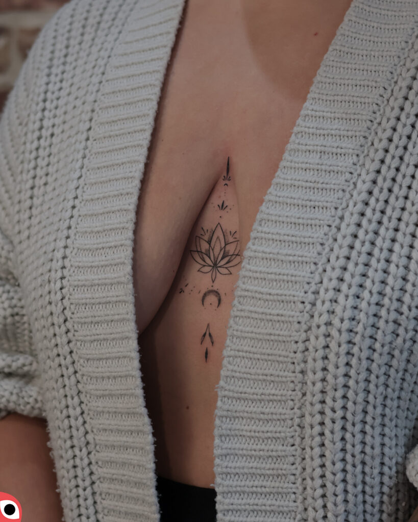tatuaż kobiecy underboob podpierśnik pod piersiami lotos delikatny księżyc mały 2