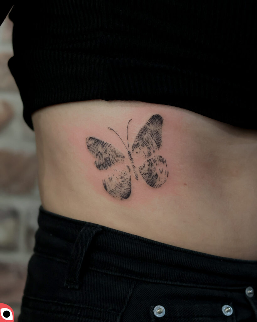 tatuaż motyl odciski palców rodzinny czarny graficzny żebra motylek