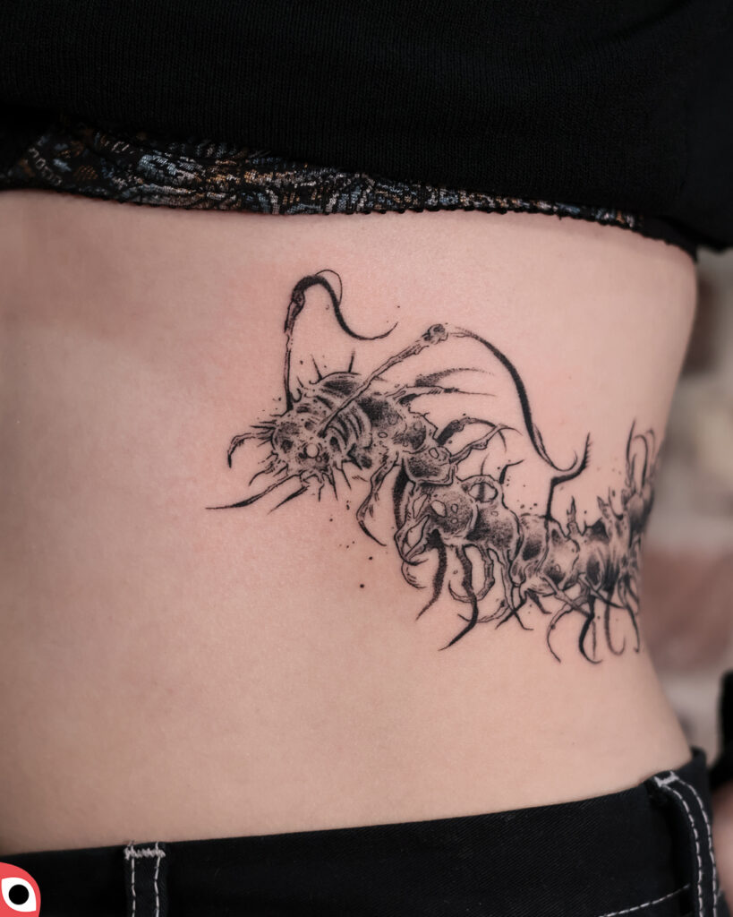 tatuaż skolopendra żebra robak czarny graficzny 4