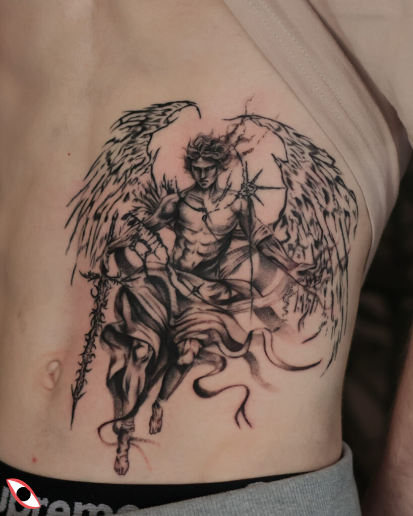 tatuaż anioł gabriel michał brzuch miecz skrzydła archanioł postać graficzny czarny artystyczny