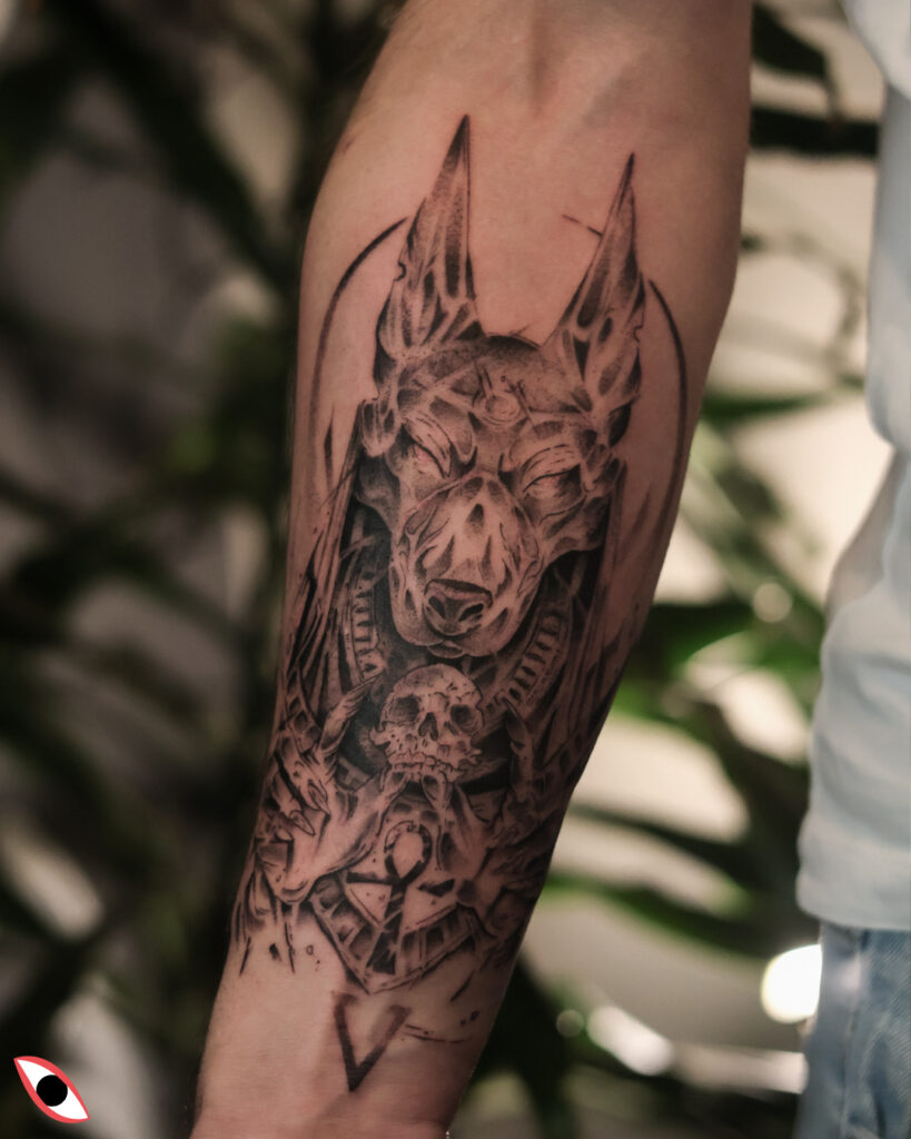 tatuaż anubis czaszka przedramię męski czarny graficzny artystyczny kawu egipt mitologia śmierć 2