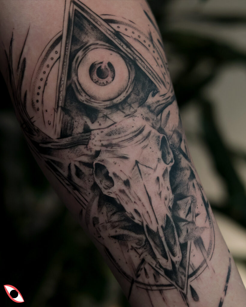 tatuaż czaszka jelenia oko w trójkącie, mroczny czarny graficzny przedramię ozdobny 3