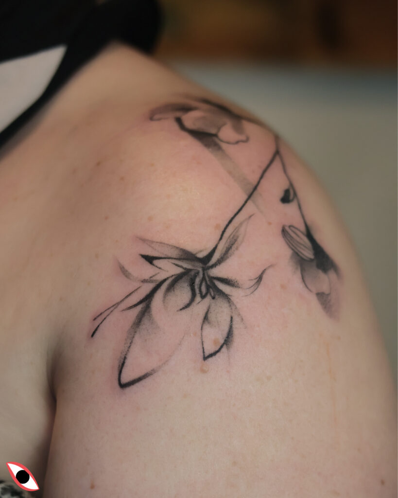 tatuaż kwiat cover tusz japoński kwiaty czarny szary abstrakcja 2