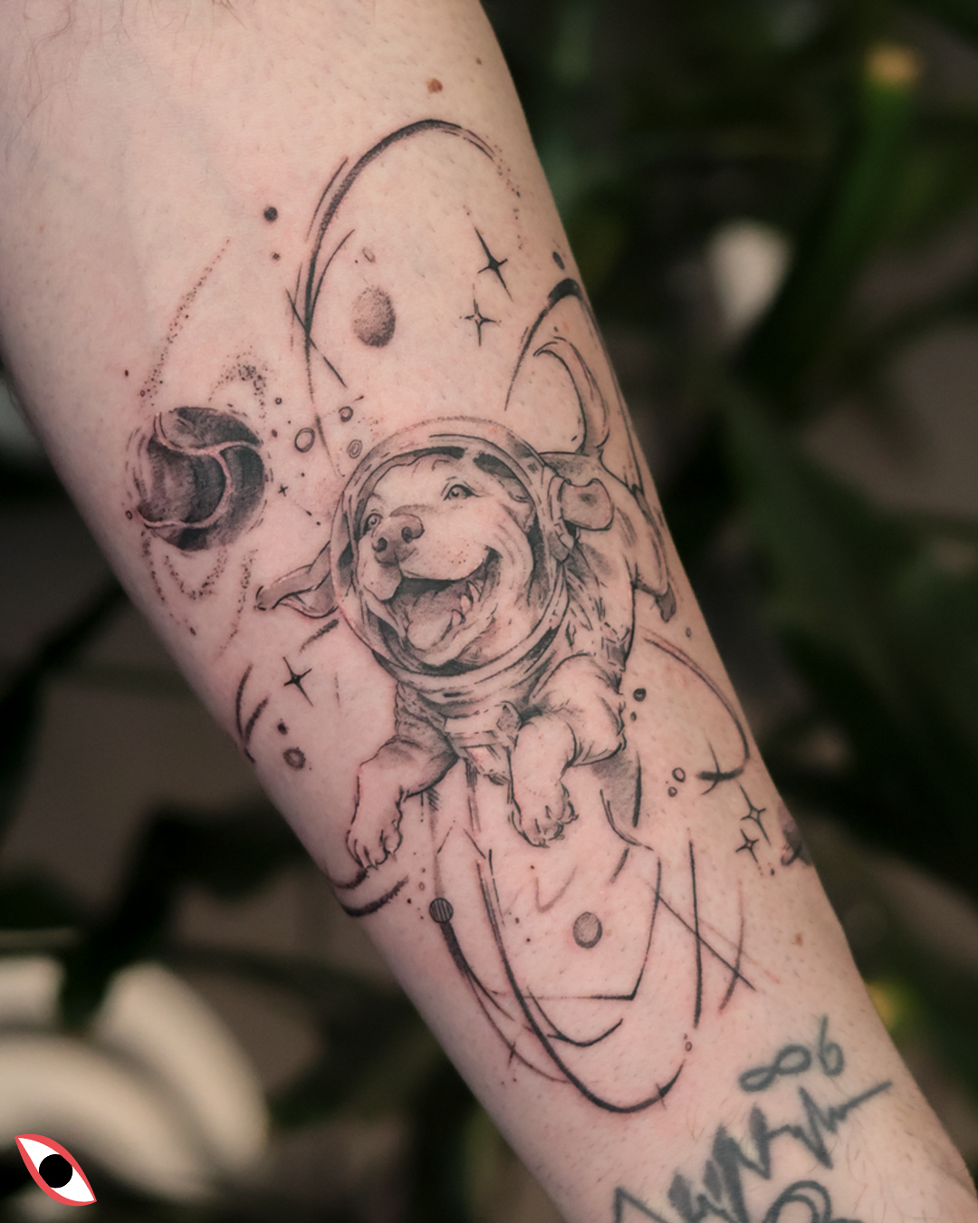 tatuaż lablador w kosmosie piłka tenisowa radosny szczęśliwy lewitujący graficzny pies kawu 3