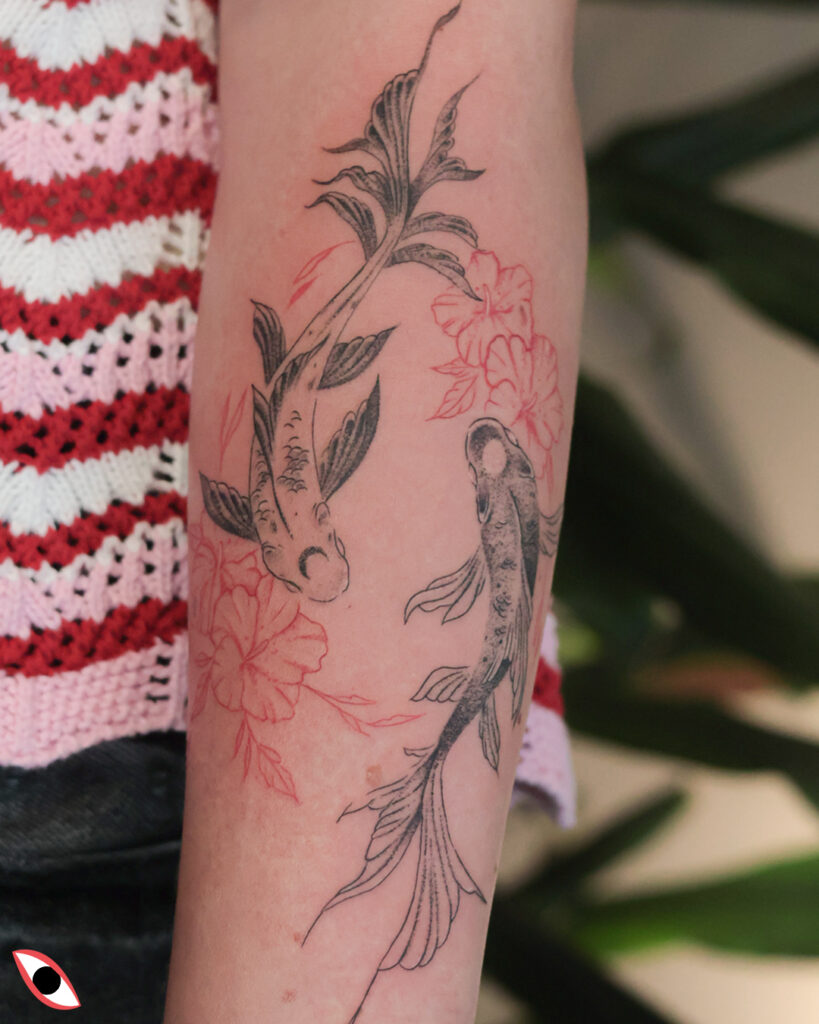 tatuaż ryby koi przeciwieństwa delikatny kwiaty kobiecy graficzny 3