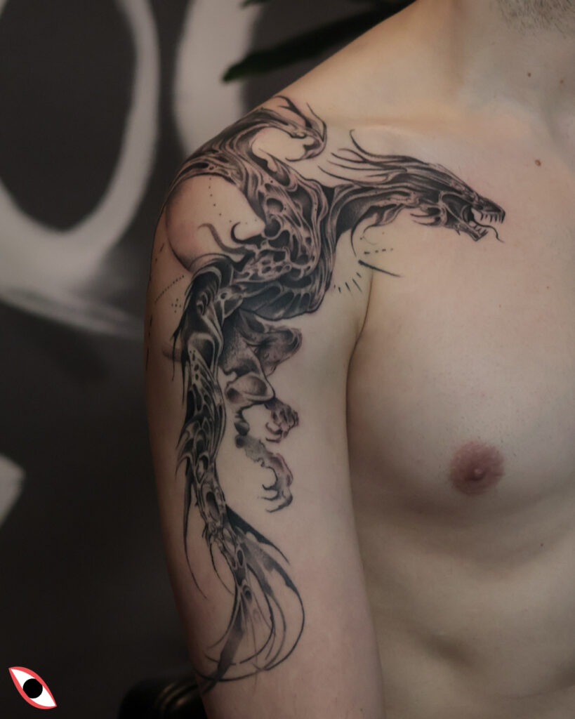 tatuaż smok męski ramię graficzny ozdobny artystyczny europejski duży czarny gotowy abstrakcyjny