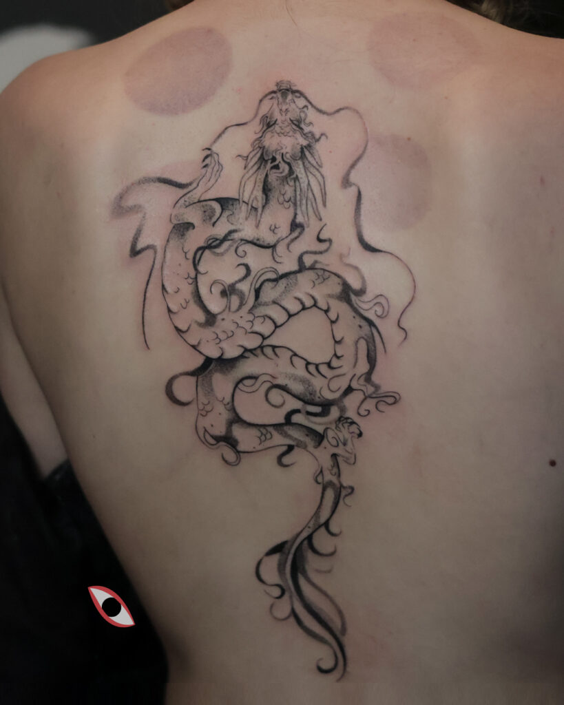 tatuaż smok plecy chiński dragon duży kobieta 2