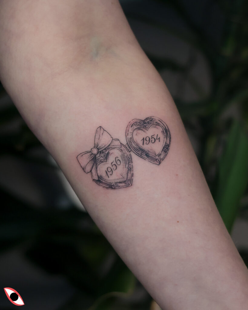 tatuaż wisiorek serce daty pamiątka znaczenie delikatny kobiecy ozdobny kokarda graficzny czarny kawu