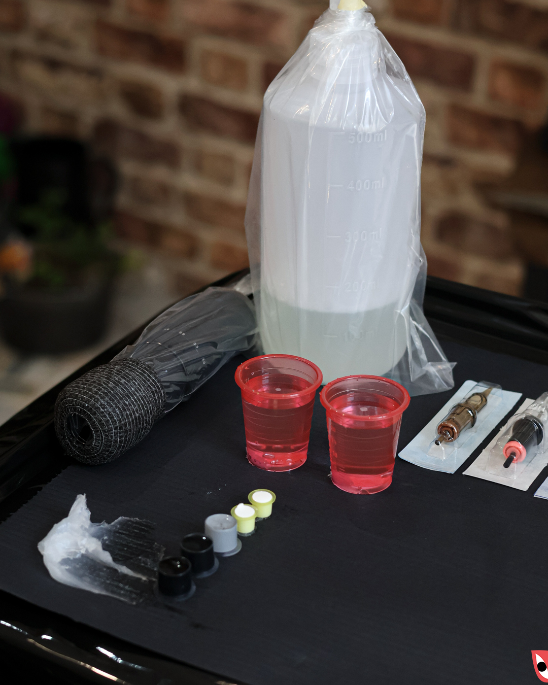 Zdjęcie przedstawia stanowisko pracy w studiu tatuażu w Oświęcimiu